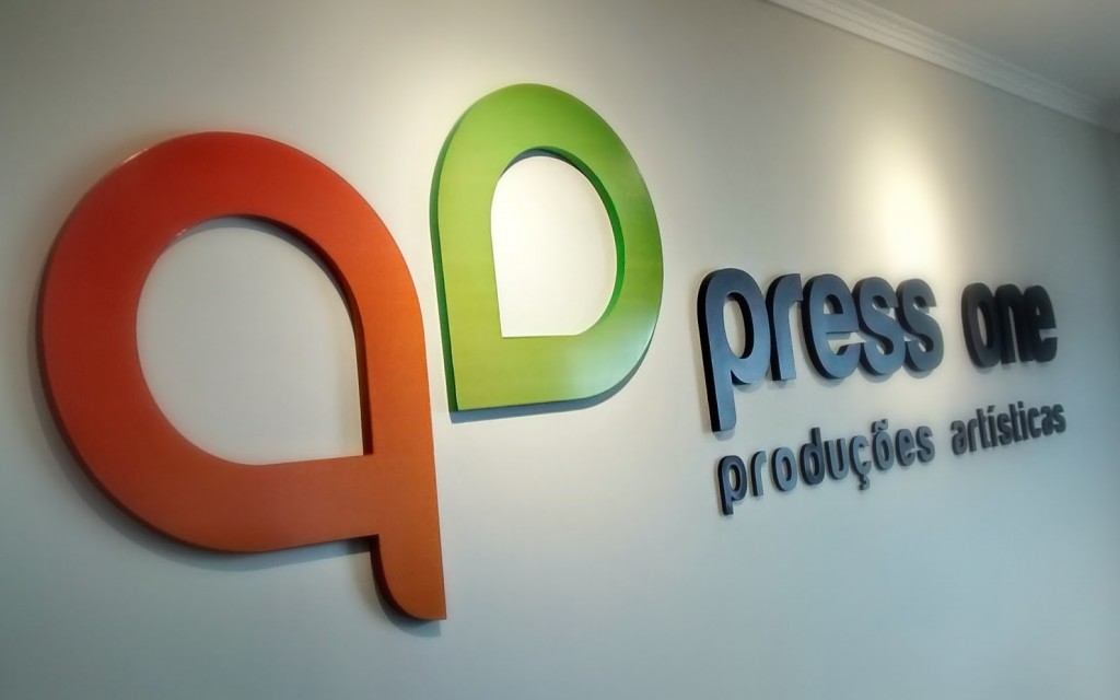 letreiro na recepção da empresa