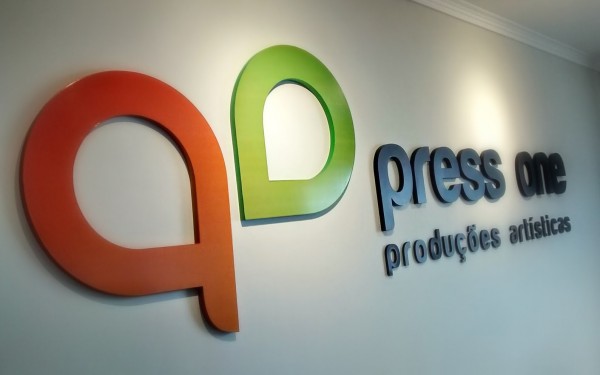 letreiro na recepção da empresa