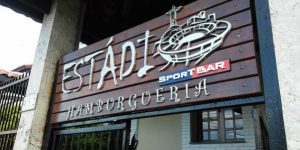 madeira em letreiros