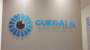 logotipo em placa de acrilico