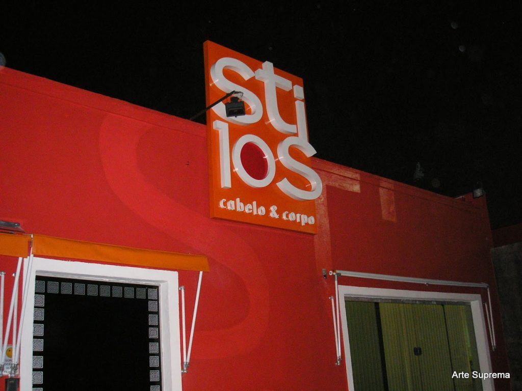 Letra caixa em chapa galvanizada aplicada em fachada externa