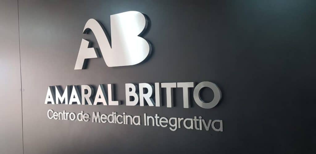 Letreiro em aço inox do escritório Amaral Brito instalado na fachada